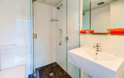 Ascotia Off Queen image 33