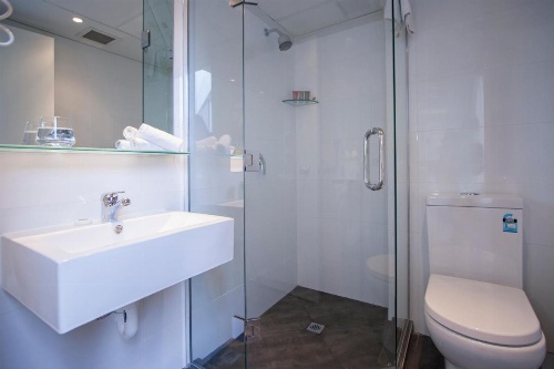 Ascotia Off Queen image 7